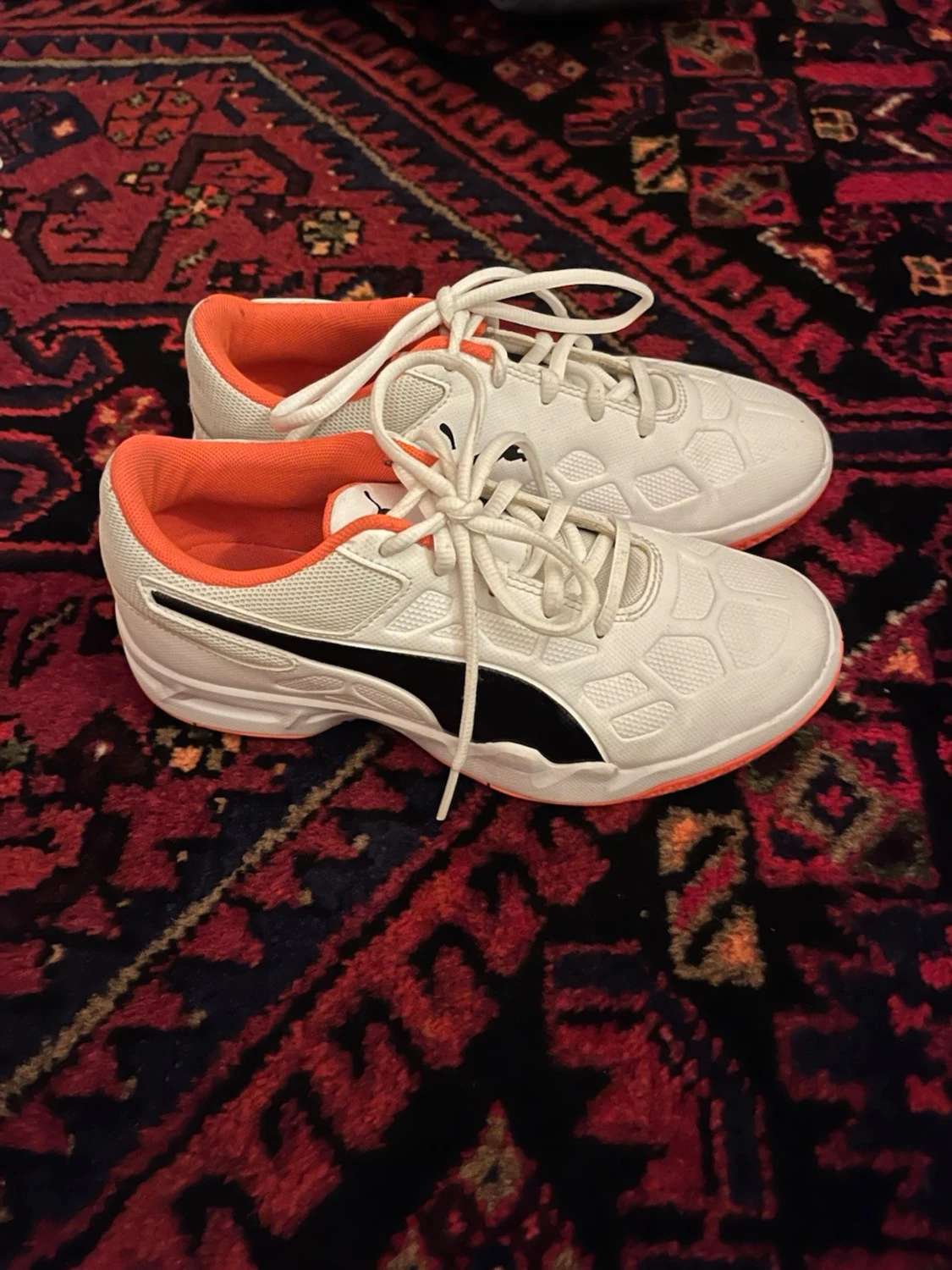 Vita och orangea gympaskor från Puma - 1