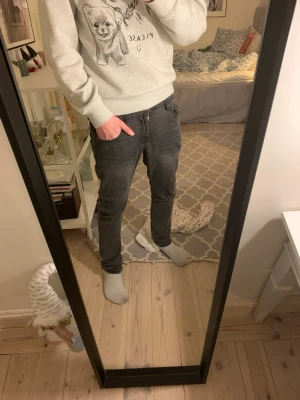 Jeans Levi's 511  - W 29 L30Säljer ett par grå Levi's 511 jeans med slim fit och klassisk femficksdesign. Jeansen har en snygg tvättad look och är tillverkade i mjukt bomullsmaterial med lite stretch för extra komfort. Passar perfekt till en avslappnad streetwear-stil.