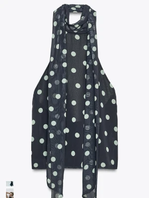 Halterneck topp Zara  - Så fin topp med prickar från Zara som aldrig är använd💕köptes i somras å är slutsåld på hemsidan i S o XS 