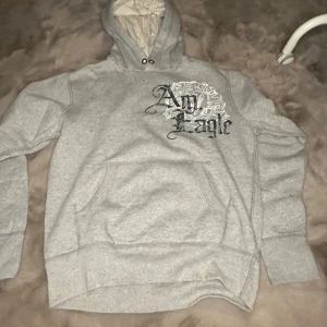 American eagle hoddie vintage  - Väldigt fint skick och en väldigt populär tröja. Sitter som den ska och är en perfekt hoddie att ha i vinter. Tveka inte på att ställa frågor.