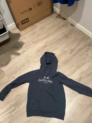 Peak Performance Hoodie - Peak performance hoodie i fint skick. Inte använd  super mycket. Sitter som en medium ungefär. 