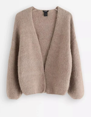 Beige stickad kofta från Linex - Populär Lindex kofta! Storlek xs/s. Har inga egna bilder på, nästan aldrig använd, inte nopprig! 