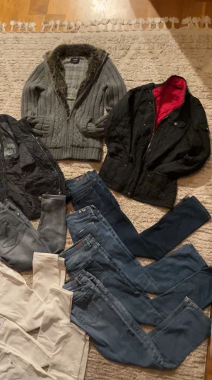 Jeans,jackor,koftor - Hej, här har ni lite utav vad vi har ute just nu på våran profil för extremt bra priser. Information hittar ni i beskrivningen eller skriv till oss så hjälper vi er!