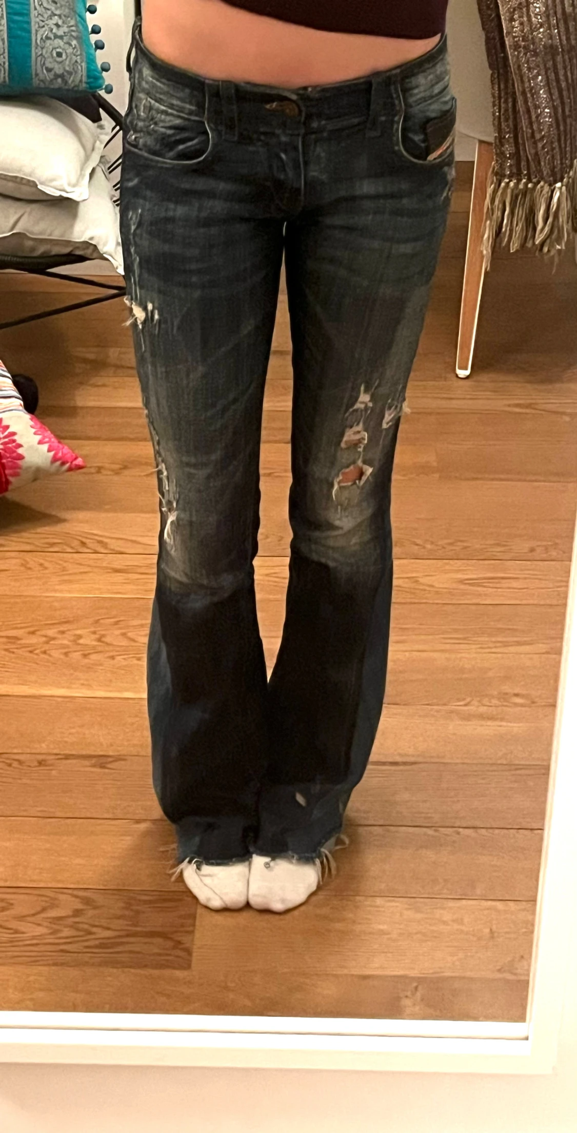 Mörkblå bootcut jeans med slitningar - 1