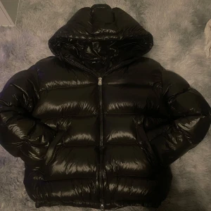 Zara puffer jacka glansig mörk grön  - Säljer nu min nästan helt nya Zara jacka  Hade på mig den någon enstaka gång då min förra gick sönder och jag fick en ny av Zara mot slutet av den vinter. Därav han inte använda den och denna vintern har jag en annan jacka.  Inga defekter eller liknande  Endast testad på Detta är den äldre model då de har ny model detta år. Priset går att diskutera