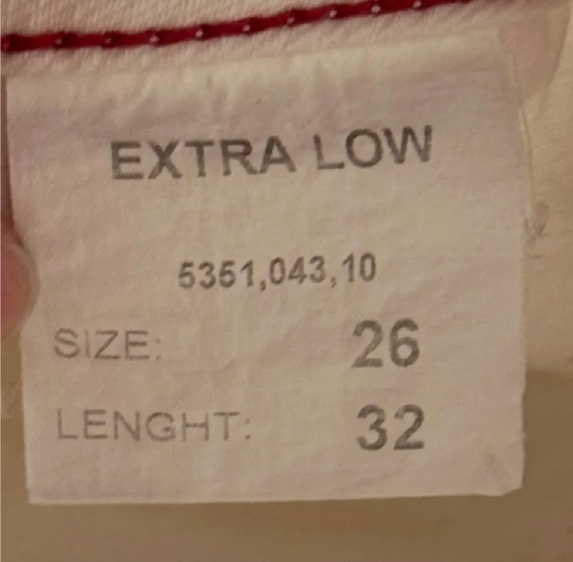 Vita bootcut jeans från Levis, stl 26/32 - 3