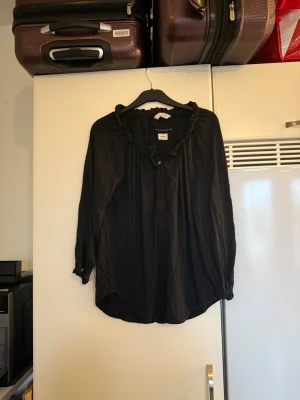 Odd molly blus  - Säljer en superfin svart blus med knappar. SAMPLE. Från märket Odd Molly. Storlek 1 som enligt deras storleksguide motsvarar en S. Men den ör rymlig i storlek. Mycket fint skick, jag hittar inga synliga anmärkningar eller defekter. 