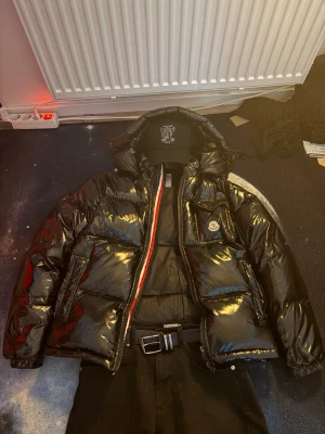 Moncler jacka  - Säljer nu min fina moncler jacka då jag blev sugen på köpa en annan, så mycket jag vet så är den äkta och är i orginal skick 🤩. Som ni ser går det att scanna och även logga in på monclers web sedan skriva in koden som finns i lapparna inne i jackan👍🏻.den är storlek 2 och det står i jackans vänstra arm. Har ni mer frågor Dm. Intressekol och budning!!!