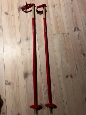 Röda KANG stavar 115cm - Säljer ett par Röda KANG stavar som har använts ungefär 1 säsong men har inte använt de jättemycket.