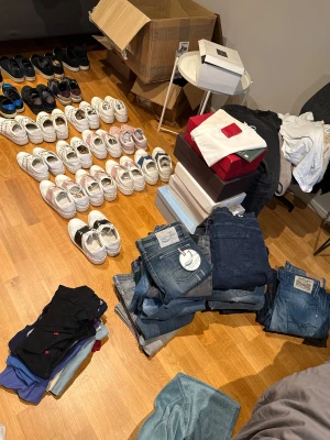 In och checka profilen - Gå in o kolla profilen för massvis med lanvins valentinos Jacob cohens o mycket mer, bra priser! Äkthetsbevis finns även!