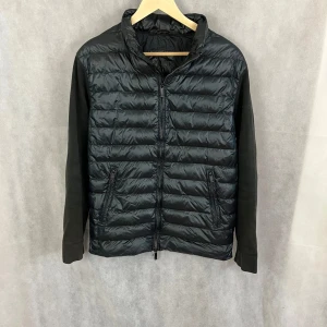 Massimodutti caridgan - Riktigt soft dutti caridgan i storlek M. Modellen är 185, fint skick utöver defekter på bild 4 och 5. Därav priset. Den har blivit blekt längst ner på ryggen, men märks inte av vid användning.