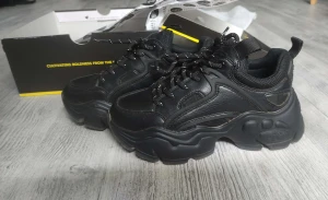 Buffalo Binary sneakers - Buffalo sneakers i helsvart med chunky plattformssula i deras modell Binary. Endast använda 3 gånger och säljes med låda och dustbags. 