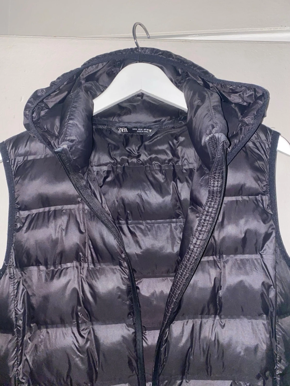 Svart dunväst från Zara med huva - 1