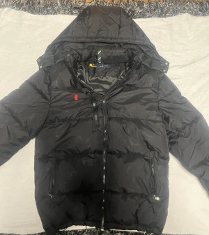 Polo Raulph lauren puffer S - En polo puffer jacka i storlek S, passar 180-185. Tags och kvitto finns, bra skick 8/10, endast dragkedjan som är lite keff, annars är den perfekt för vintern