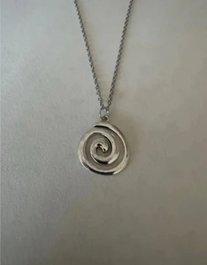 Silverhalsband spiral.! - Perfekta julklappen 🌲  Säljer smycken som skapats som hobby av mig och dottern.   Halskedjor är 50cm.  Bilder på berlock kan vara missvisande så är det viktigt så fråga gärna om mått 🌹  Smycken är inte av äkta guld/silver .   Inga bud godtas då priserna är så billiga❤️