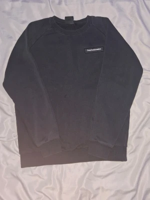 Svart Peak Performance sweatshirt - Svart sweatshirt från Peak performance perfekt för clean och stilren outfit