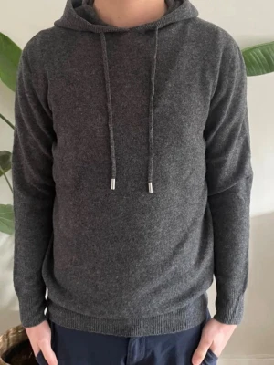 Merinoull Hoodie - Exklusiv och stilren hoodie i 100 % merinoull ✨ Perfekt för vår- och sommarsäsongen. Storlek S, mycket sparsamt använd (max 5 gånger) och i utmärkt skick utan defekter. Kontakta mig gärna vid intresse eller frågor 😊