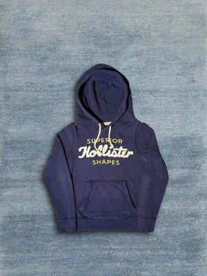 Hollister Hoodie - Blå Hoodie ifrån Hollister i storlek M. Tröjan i bra skick. Hör av dig vid frågor eller om du vill ha fler bilder!🙌