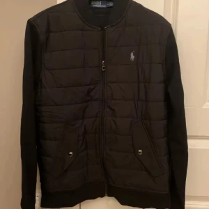 Svart cardigan från Polo Ralph Lauren - Svart cardigan från Polo Ralph Lauren i väldigt bra skick. Nypris ca. 3000kr