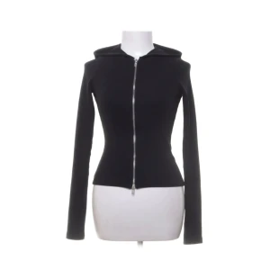 Cut Tight Zip Hoodie - Denna zip hoodie från weekday är perfekt till träning men också till en basic outfit. Den är tight och har en snygg passform, den är ribbad och har en silvrig dragkedja, använt typ två gånger och har inga defekter. Nypriset var 400 därför ganska högt 