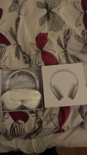 AirPods Max - Snygga Apple AirPods Max i silver, komplett med originalförpackning och skyddsfodral. Hörlurarna är i mycket fint skick utan synliga repor eller slitage. Fantastiskt ljud, aktiv brusreducering och hög komfort. Perfekt för musik, film och samtal.