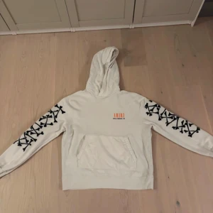 Amiri hoodie (Bone stacked hoodie) - Använd men bra skick. Storlek M men passar också L. Stor i storleken, den är overdized.  Prisk kan diskuteras!