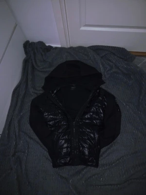 Svart pufferjacka Peak Performance - Köptes för 1200 säljer för  800kr. Inga skador/defekter. 