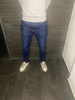 Nya Blå jeans från Lee - Säljer ett par klassiska nya blå jeans från Lee med snyggt straight fit och normal passform. Jeansen har fem fickor, kontrastsömmar och ett Lee-läderpatch bak i midjan. Hör av dig vid frågor eller prisförslag!🤝