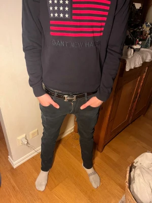 Replay anbass hyperflex svart - Säljer dessa skit snygga replay anbass hyperflex i färgen svart med en klassisk femficksdesign. Dem är i stretchigt material vilket gör dem väldigt sköna, dem har dessutom än väldigt skön passform som ni ser på bilderna! Modellen är 183,74 kg. 