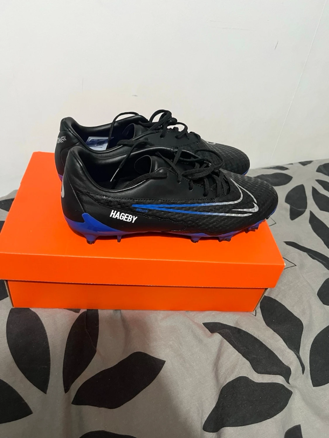 Nike svarta fotbollsskor med blå detaljer - 2