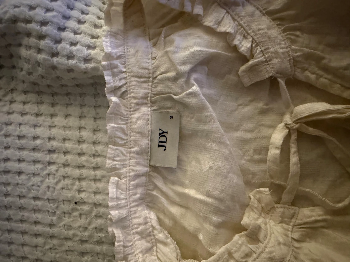 Vit henleyblus med snörning från JDY - 2