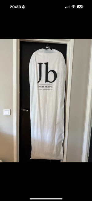 Festklänning från Jolie bridal - Elegant långklänning i begie färg från Jolie bridal. Klänningen har glittriga, pärlbroderade långärmar och en mjukt draperad kjol. Överdelen är dekorerad med pärlor och paljetter, vilket ger en lyxig känsla. Perfekt för bal eller festliga tillfällen. Det står att den är xxl men den passar en ma-l. Använd bara en gång 