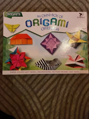 Origami kit - Helt nytt origami kit. Lär dig vika papper till coola presentaskar, dekorationer, fotoramar och mer. Perfekt för dig som gillar pyssel och vill skapa unika saker med dina händer. Passar både nybörjare och dig som vill ta din hobby till nästa nivå.