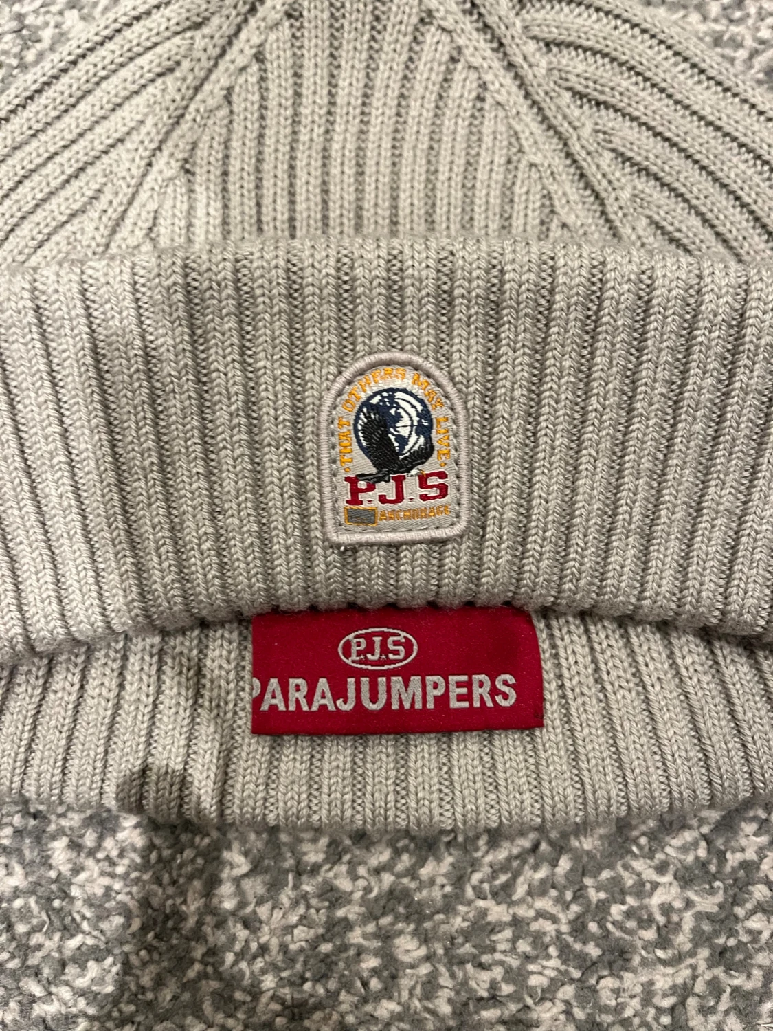 Grå ribbad mössa från Parajumpers - 1