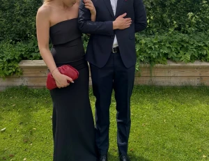 Balklänning  - Supersnygg svart balklänning från Pretty Lavish. Väldigt bra längd för mig som är ca 170cm. Använd en gång och går enkelt att sy upp vid behov!🩷