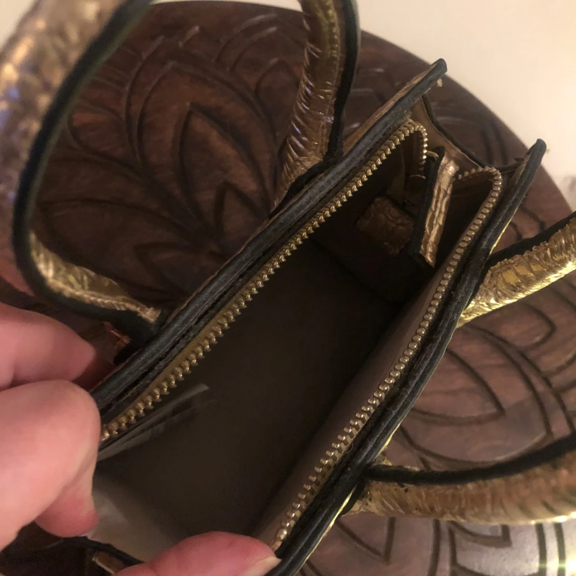 Guldig handväska med krokodilmönster - 2