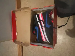 Nike sneakers svart/blå/rosa - Säljer ett par snygga Nike sneakers med svart ovandel, blå swoosh och rosa detaljer. Skorna har vit och rosa randig mellansula och svart yttersula med rosa inslag. Klassisk snörning och sportig vibe, perfekta för dig som gillar färg och streetstyle.