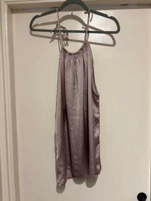 Ljusrosa/lila linne med justerbara band, HM - Tvättråd: 30°