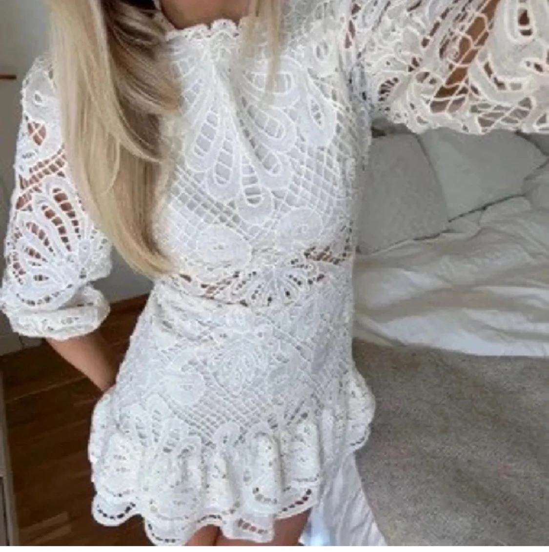 Vit spetsklänning med volang