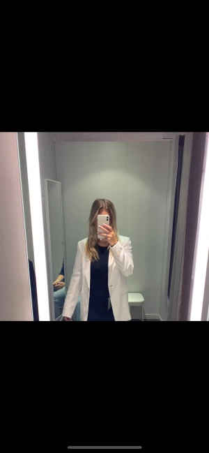 Vit kavaj  - Säljer denna vita kavajen från h&m. Endast använd 1 gång!!