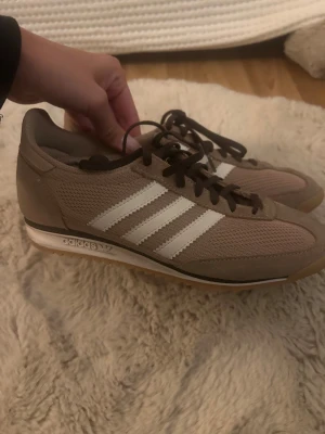Adidas skor - jättefina, näshan oanvända