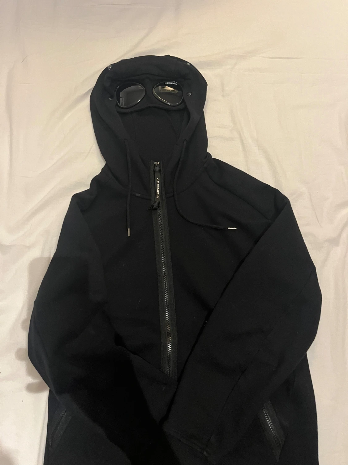 Svart hoodie med goggles från C.P. Company - 3