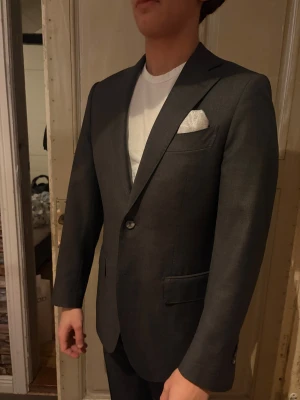 Kavaj från suitsupply  - Säljer nu min MTM kavaj (made to measure) från suitsupply, strl 46 men är lite insydd i ryggen, äkta handsydda knapphål vid ärmsluten, tyg från vitale barberis, detta är suitsupplys super 110’s och är OTROLIGT skön men även lätt, lite extra axelvaddering tillsatt!