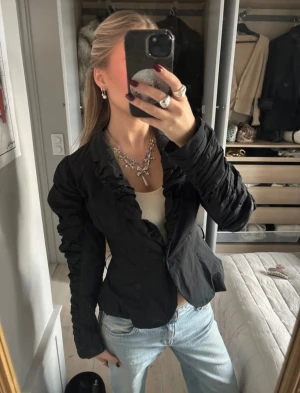 Svart rynkad blus från All Saints - Svart blus från All Saints med rynkade långärmar. Sååå snygg från All Saints Size 10 men känns som S