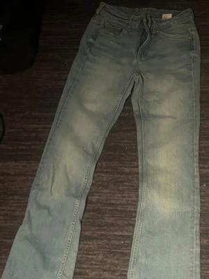 Blå bootcut jeans  - Snygga blå jeans med klassisk tvätt och bootcut ben. Modellen har fem fickor, normal passform och midja. Jeansen är tillverkade i slitstarkt denim och har en tidlös look som funkar till många stilar. Lite för korta för mig som är 171. Inga defekter eller slitage men använda. Kolla min profil för fler jeans för samma pris. Vet ej vart dom är ifrån men köpta i Norge
