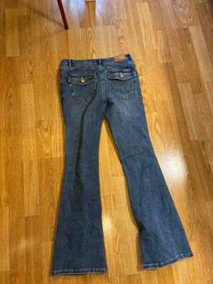 Blå bootcut jeans från VeroModa - Flash jeans från Veromoda. Storlek S/30. Aldrig använda, helt nya. 