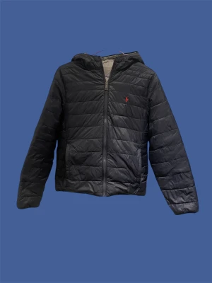 Ralph Lauren jacka - Detta är en sjukt fräsch jacka från Ralph lauren som passar perfekt till vinter för folk som vill vara varma och stilrena. Den kan vändas ut och in för att få en grå jacka men själv gillar jag den blå sidan. Modellen på bilden är 170 och väger 63kg, men skulle säga att den passar lite mindre, då en börjar bli för liten. Skriv för mer bilder eller några andra frågor, Mvh Holmbergsresell