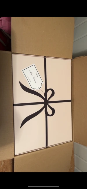 CAIA Adventskalender smink - Säljer min CAIA Adventskalender igen pågrund många oseriösa köpare😪 Allt finns med och är oöppnat, kommer i orginal kartong och förpackningar💞 (Priset går inte att buda ner) ⚠️FÖRST TILL KVARN DÅ DET ÄR DEN BILLIGASTE CAIA KALENDERN SOM FINNS UTE⚠️