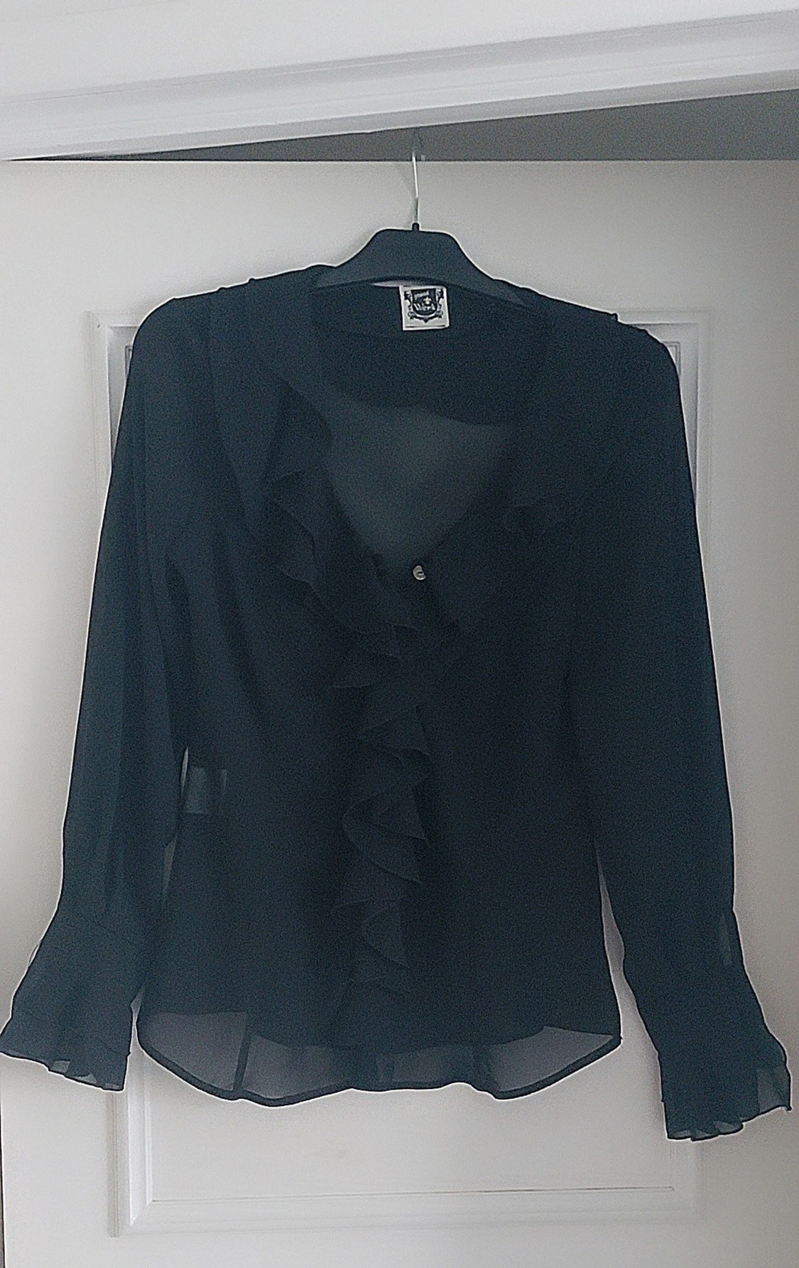 Svart blus med volanger från Grand Werk