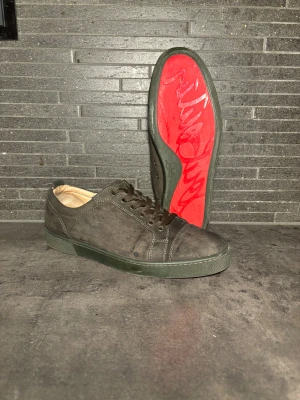 Christian Louboutin  - Christian Louboutin skor i bra skick inga hål eller liknande. Storlek 43 sitter runt där, snygg mörkgrön färg sälja ej längre.